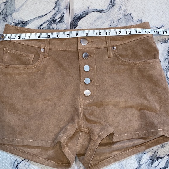 Womens Express Moleskin (Suede) button up 5 pocket Shorts! New Condition🔥Size 8 - Picture 6 of 8